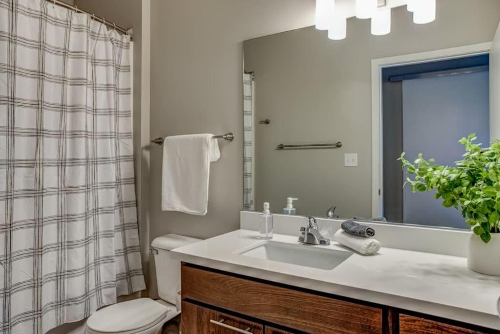 Modern Stylish Downtown Apartment Des Moines Exterior photo